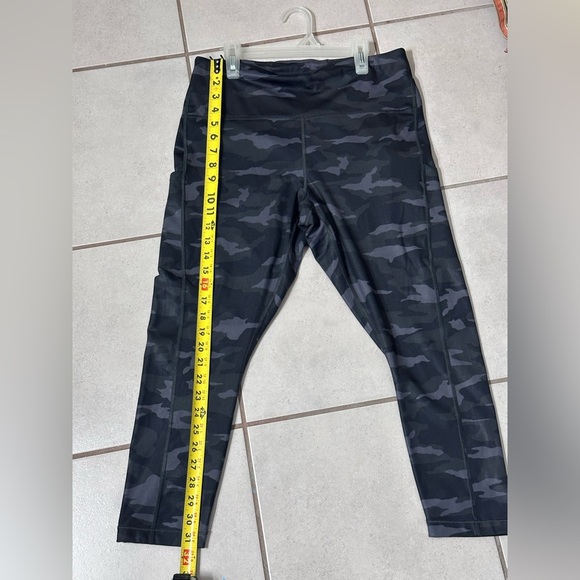 Athleta Women Athletic Camo Black Capri Leggings size 1X. - Picture 6 of 8